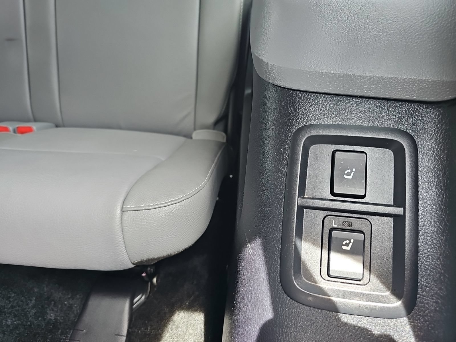 Used 2018 Toyota Sequoia Limited w/ Safety & Convenience Package AWD/4WD image 31