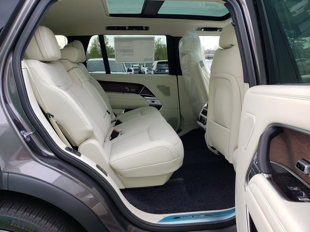 New 2025 Land Rover Range Rover Long Wheelbase SE image 15