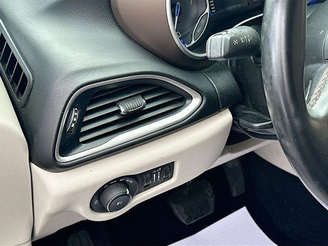 Used 2017 Chrysler Pacifica Touring-L image 11