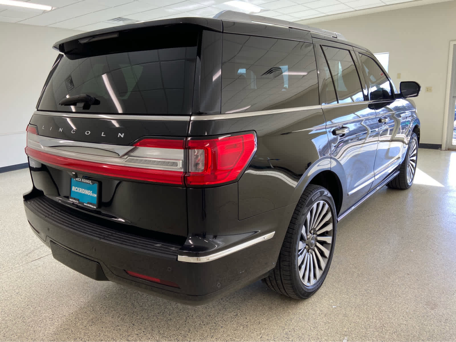 Used 2019 Lincoln Navigator Reserve image 5