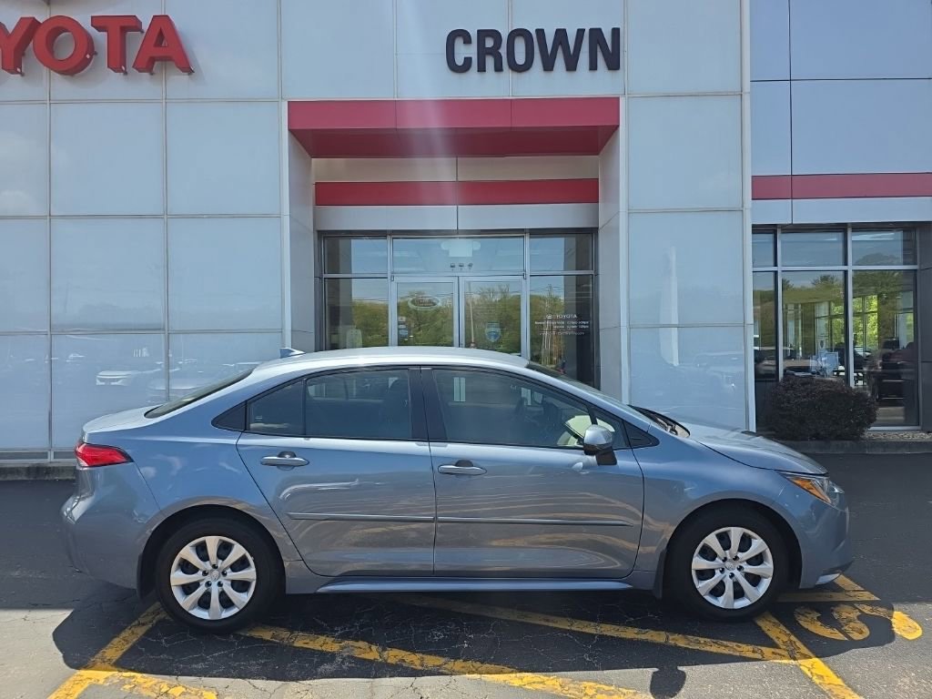 Used 2022 Toyota Corolla LE FWD image 2