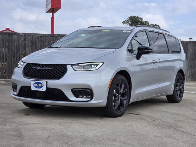 New 2026 Chrysler Pacifica Limited w/ Uconnect Theater Family Group FWD video 2