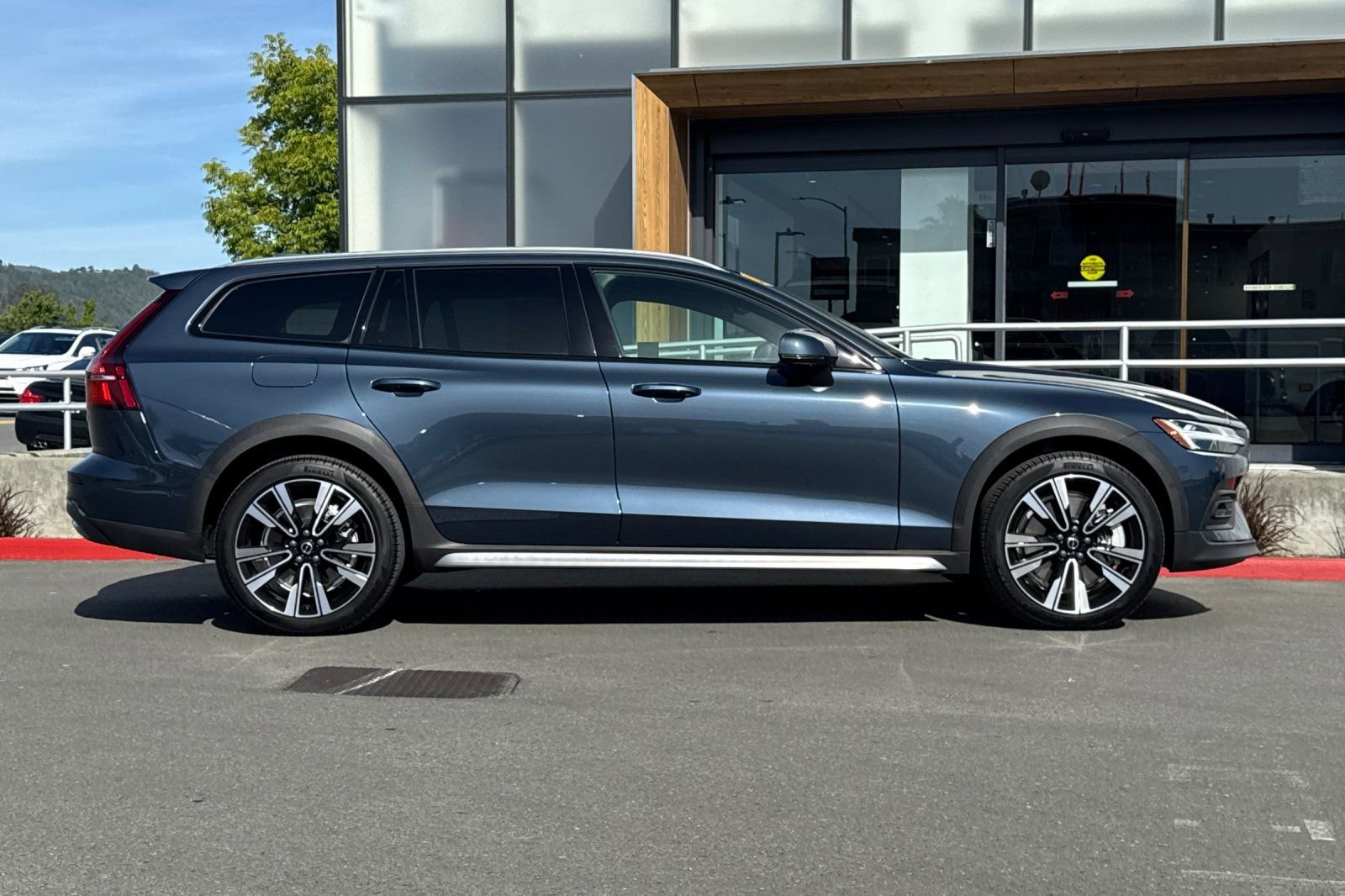 Used 2025 Volvo V60 B5 Cross Country Ultra AWD/4WD image 9