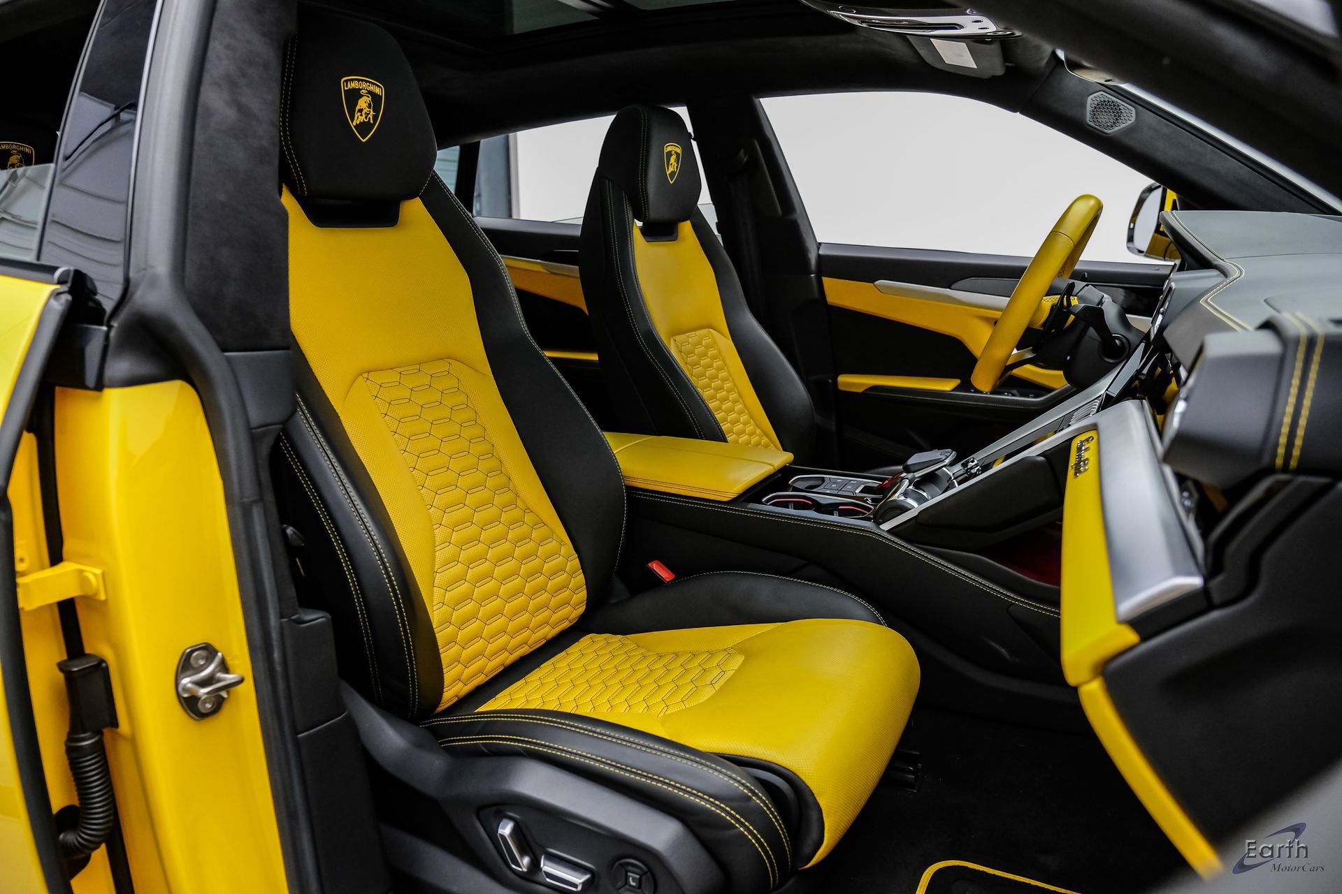 Used 2021 Lamborghini Urus AWD/4WD image 52