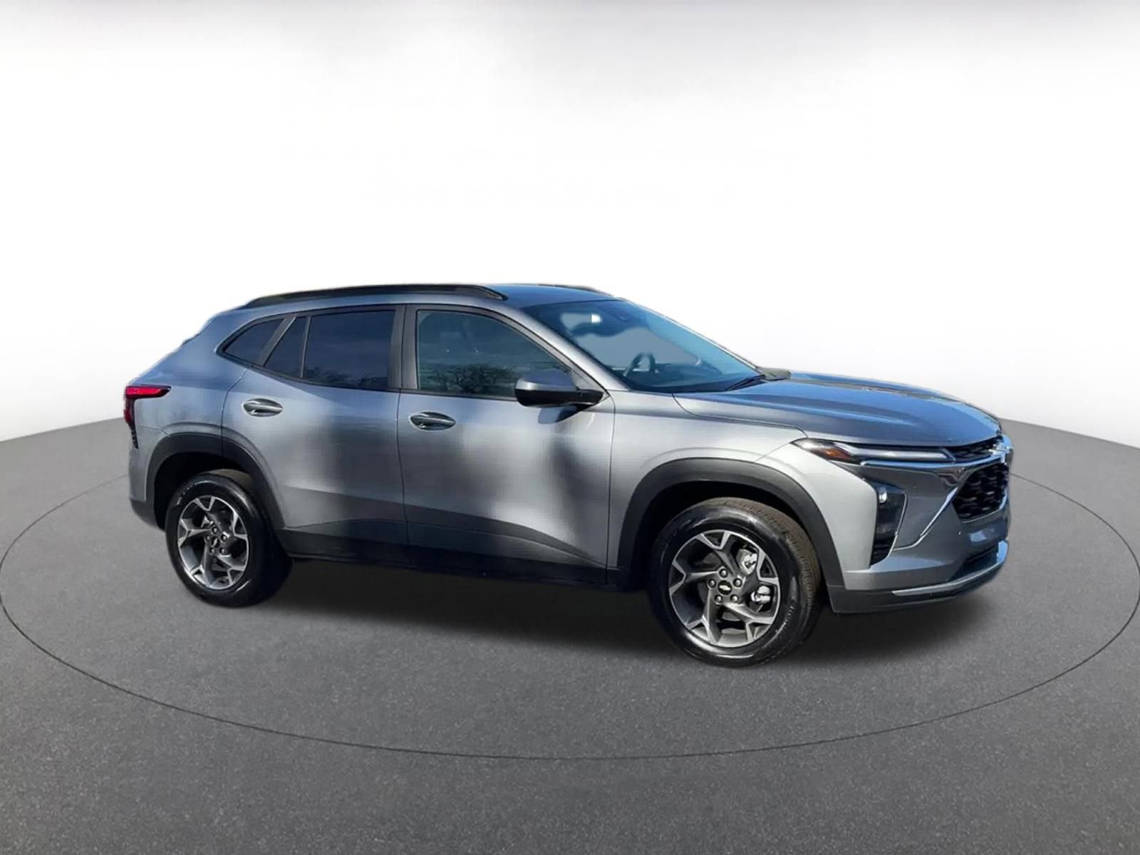 Used 2025 Chevrolet Trax LT w/ LT Convenience Package image 2