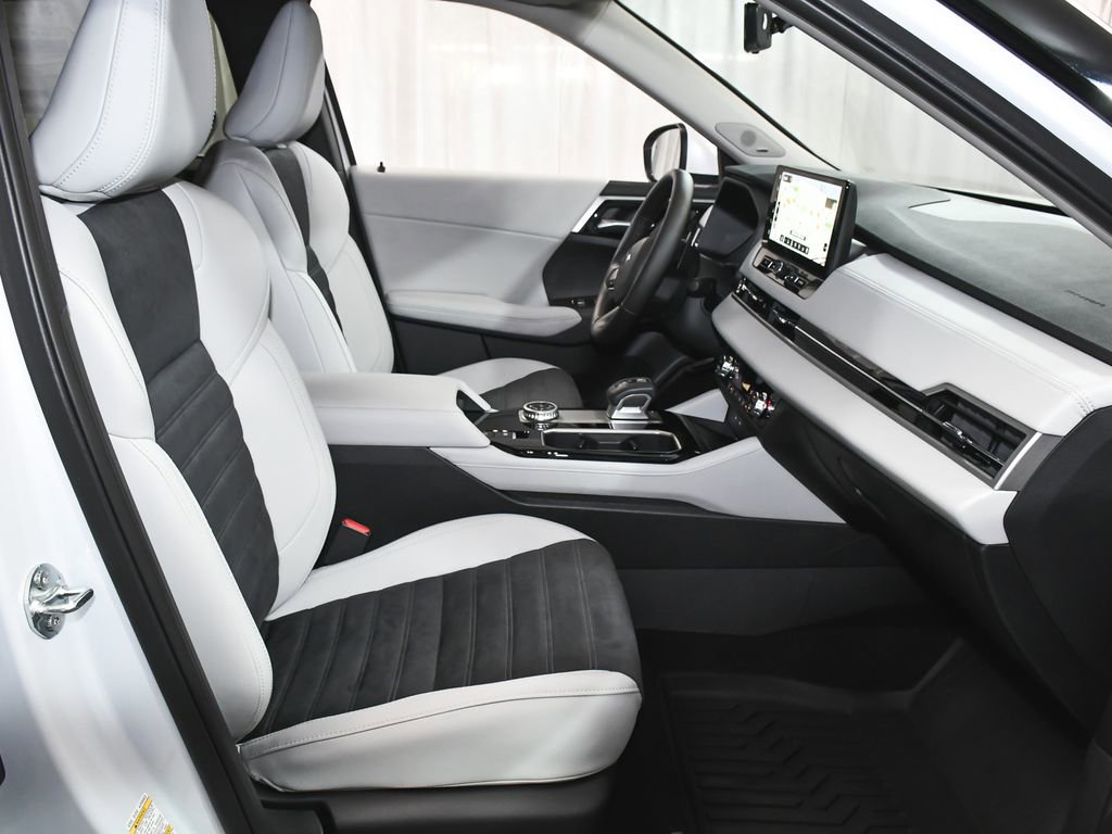 Used 2025 Mitsubishi Outlander SE image 57