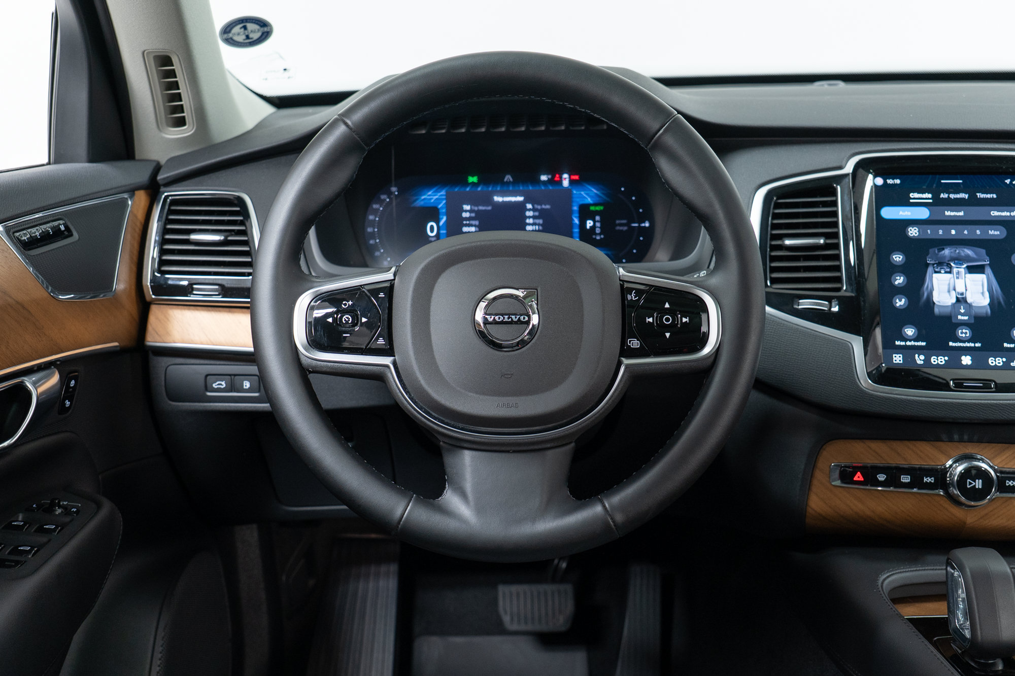 Certified 2025 Volvo XC90 T8 Plus w/ Protection Package Premier AWD/4WD image 17