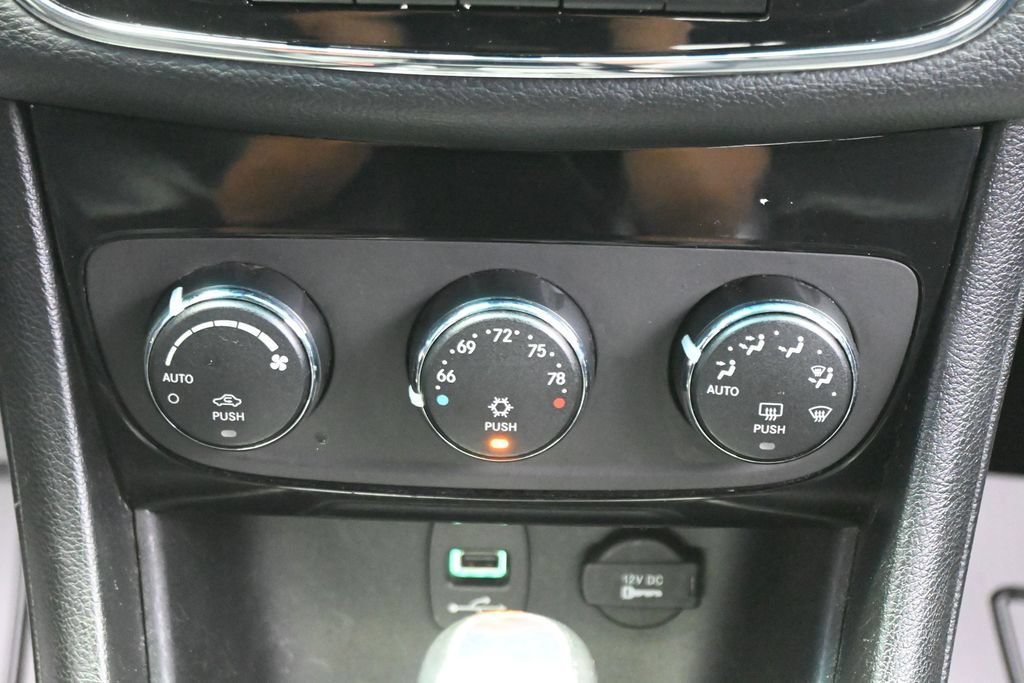 Used 2013 Chrysler 200 Limited FWD image 17