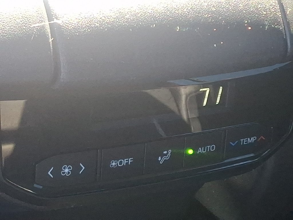 Used 2022 Toyota Highlander XLE AWD/4WD image 13