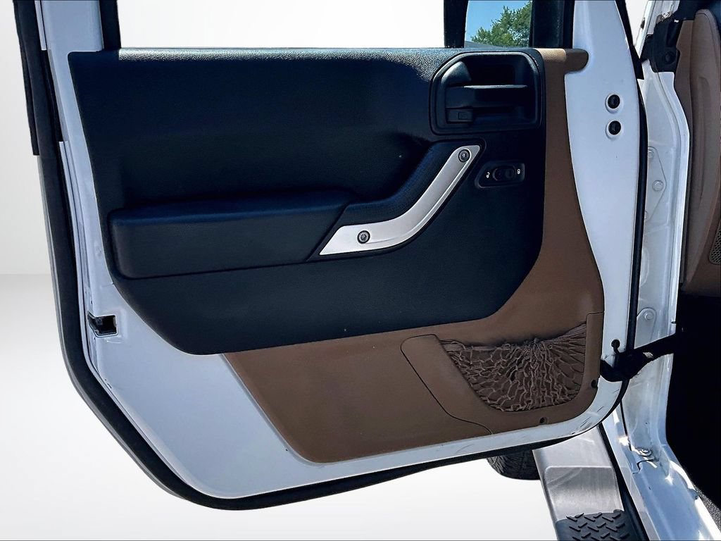 Used 2015 Jeep Wrangler Unlimited Sahara w/ Connectivity Group AWD/4WD image 24