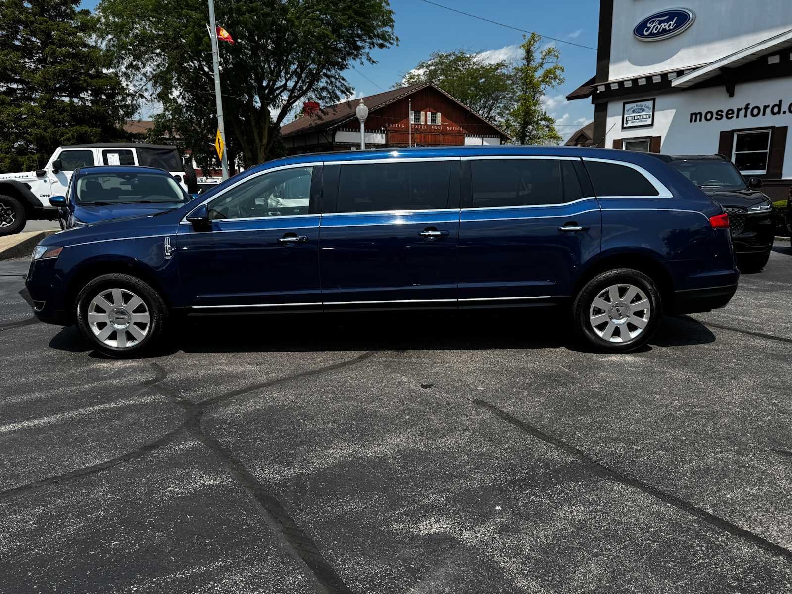 Used 2013 Lincoln MKT AWD image 5