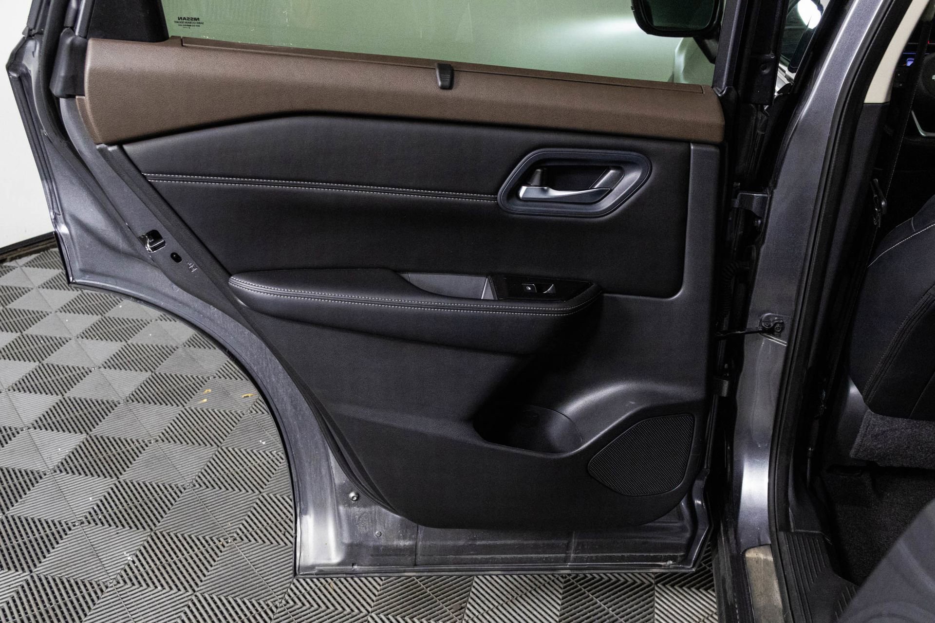 Used 2023 Nissan Rogue SL w/ SL Premium Package image 37