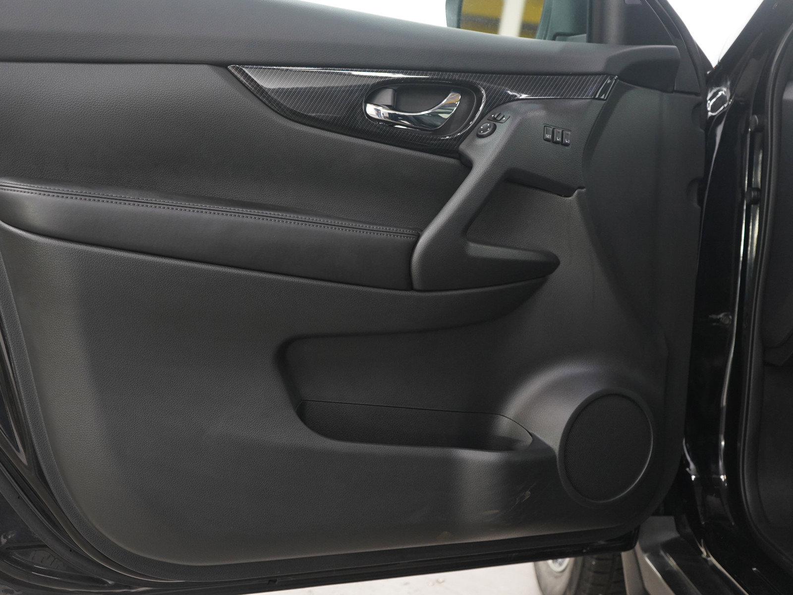 Used 2018 Nissan Rogue SL w/ Premium Package image 19