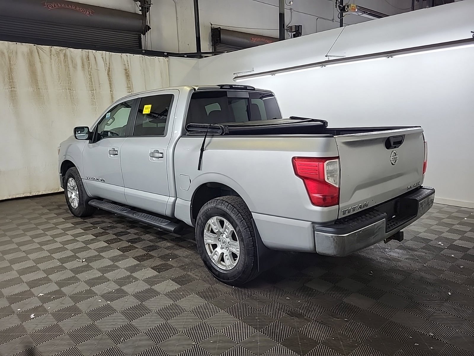 Used 2019 Nissan Titan SV image 4