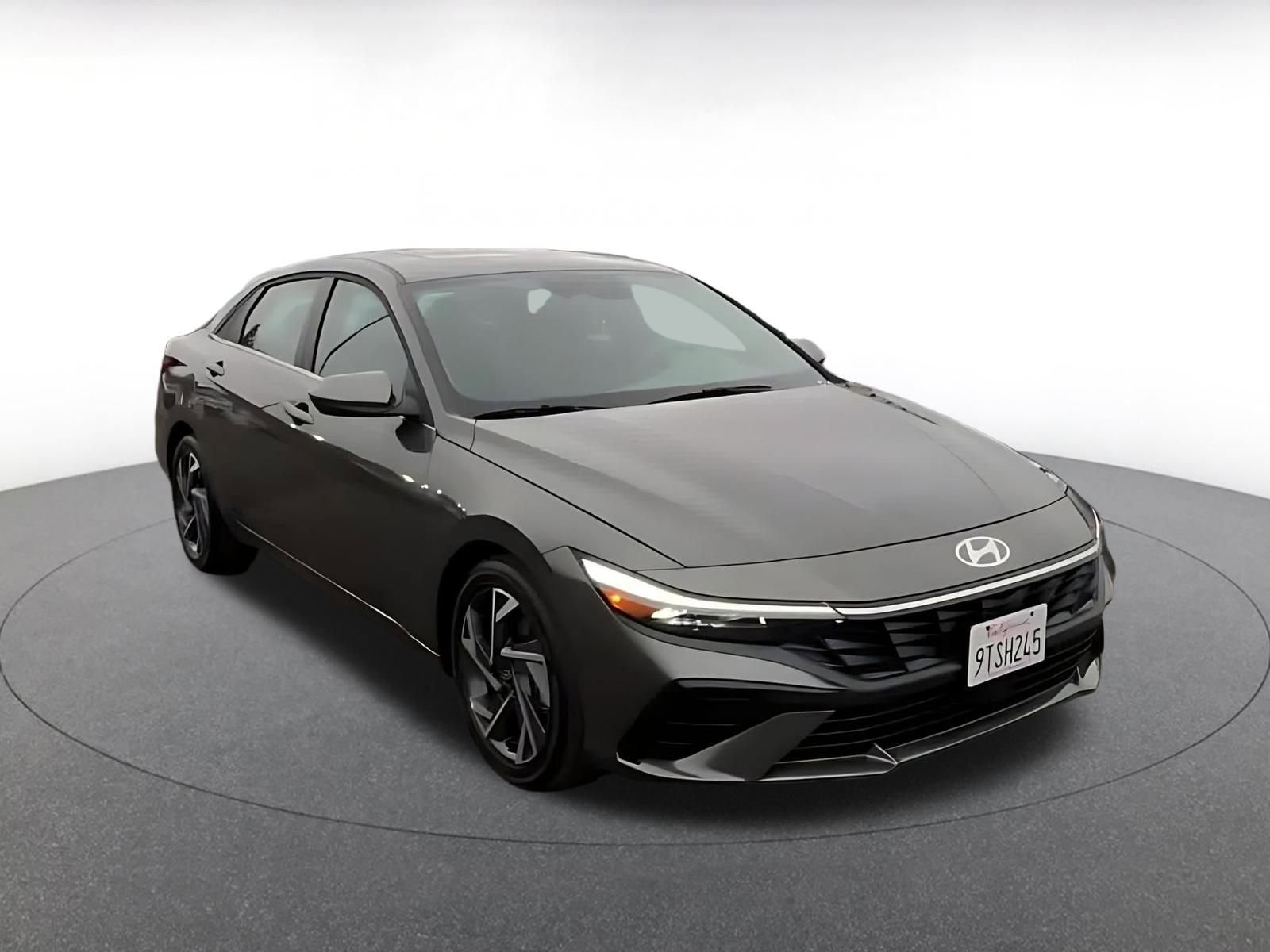 Used 2025 Hyundai Elantra SEL image 3