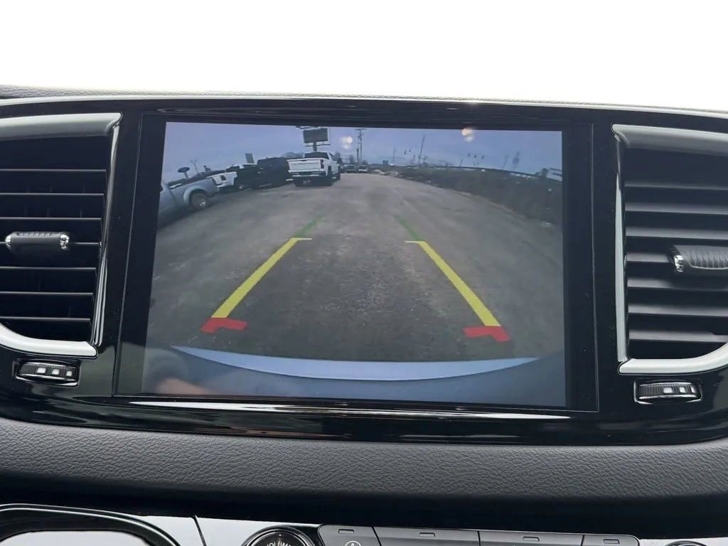 Used 2024 Chrysler Pacifica Touring-L FWD image 9