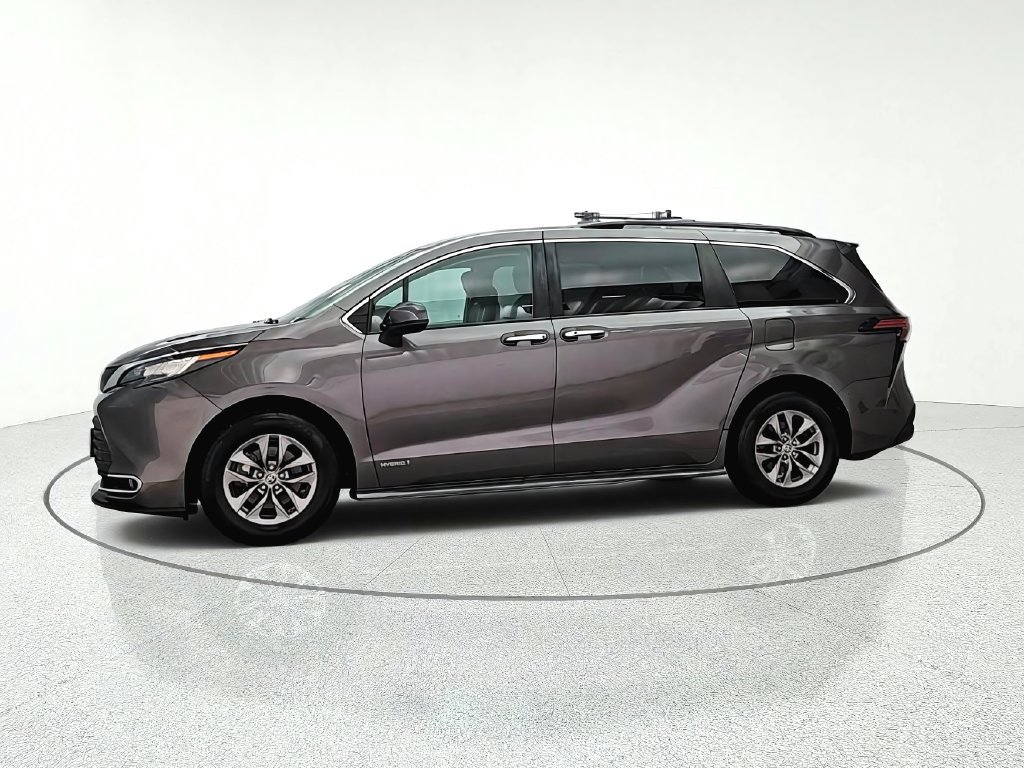 Used 2021 Toyota Sienna XLE w/ XLE Plus Package FWD image 4