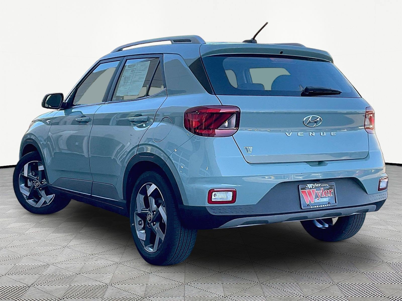 Used 2025 Hyundai Venue SEL FWD image 4