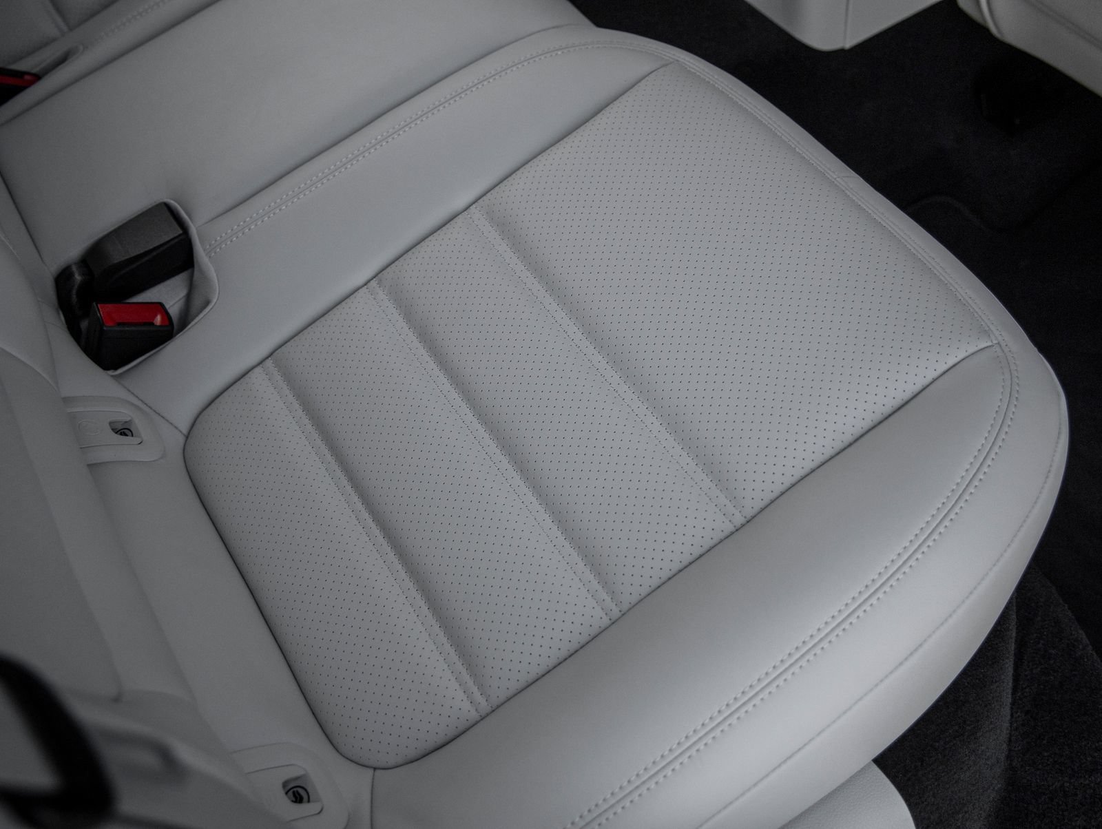 Certified 2025 Porsche Macan GTS AWD/4WD image 38