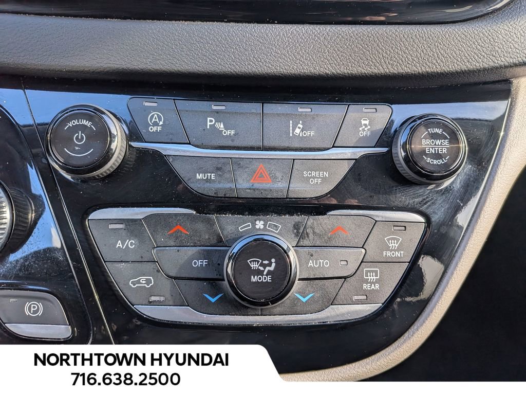 Used 2024 Chrysler Pacifica Touring-L image 16