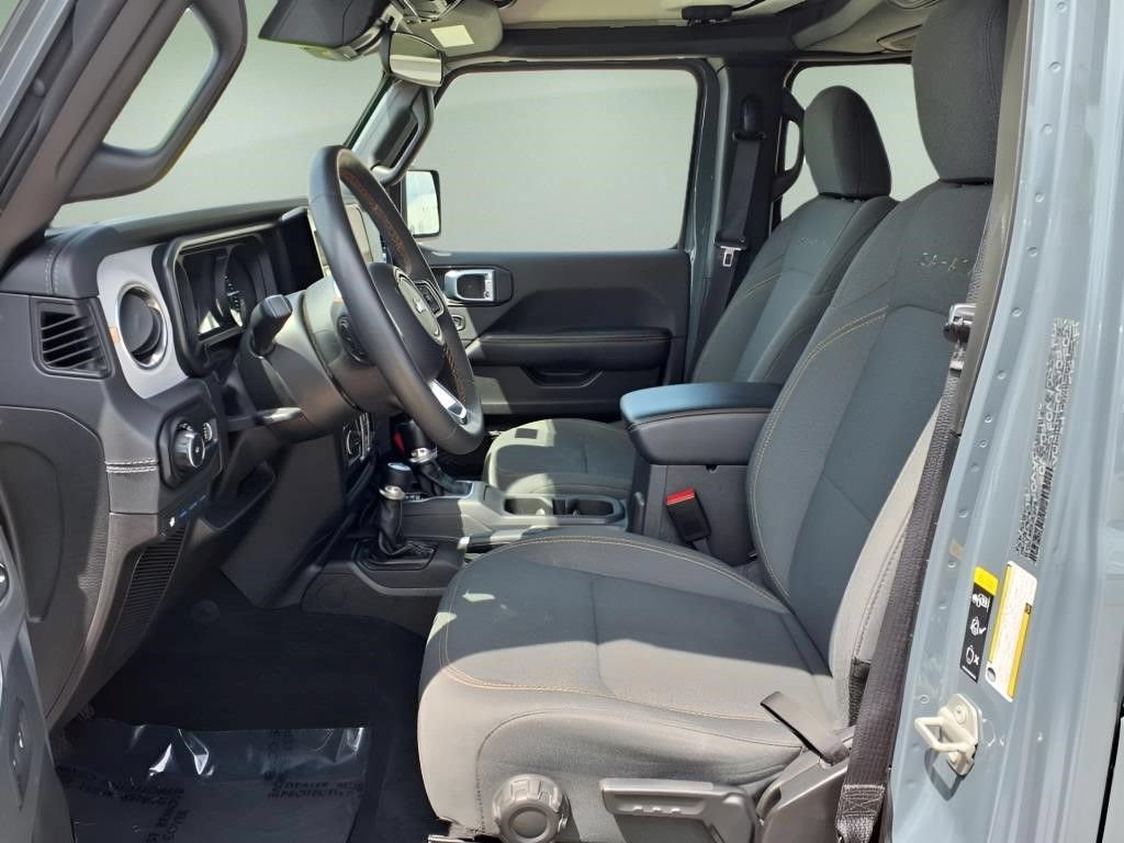 Used 2024 Jeep Wrangler Unlimited Sahara AWD/4WD image 4