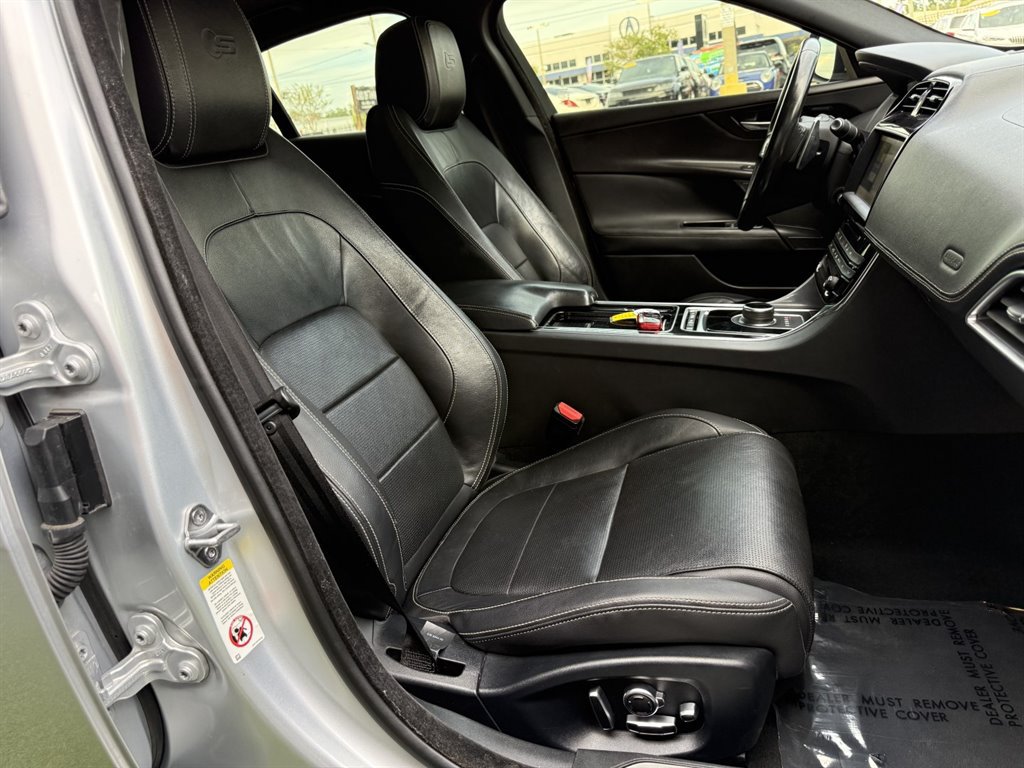 Used 2018 Jaguar XE S RWD image 19