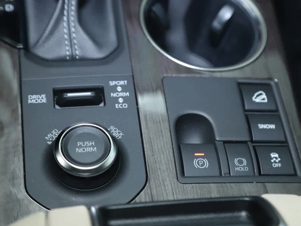 Used 2024 Toyota Highlander Limited AWD/4WD image 34