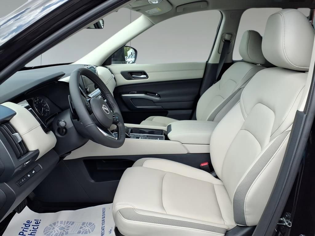 New 2025 Nissan Pathfinder SL image 12