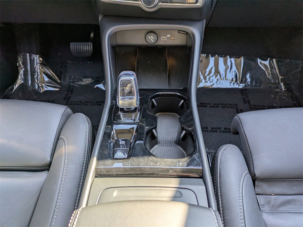 Certified 2025 Volvo XC40 B5 Plus image 19