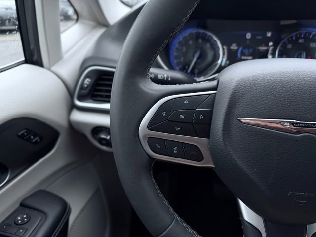 Used 2023 Chrysler Pacifica Touring-L FWD image 31
