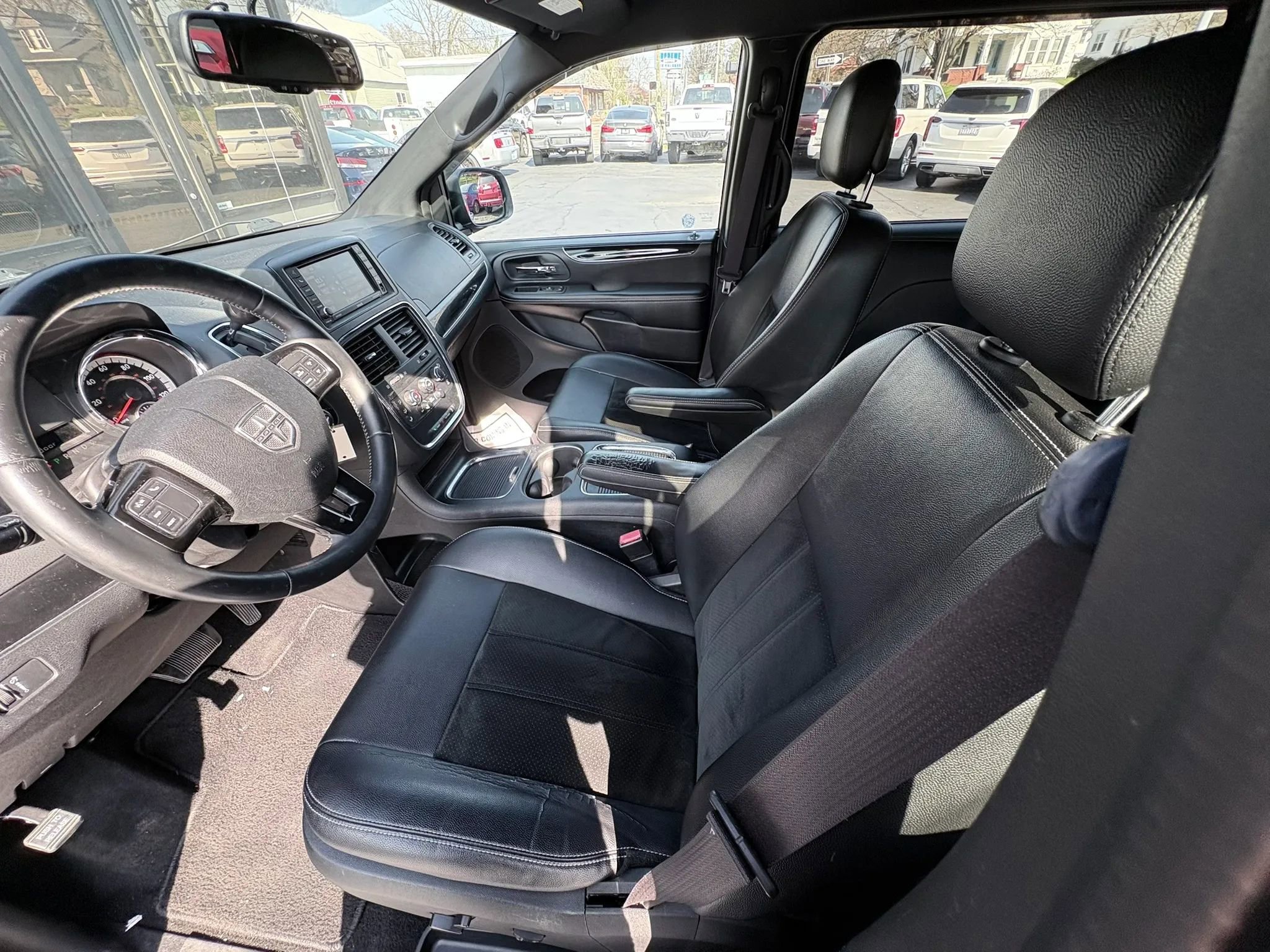 Used 2016 Dodge Grand Caravan SXT FWD image 11