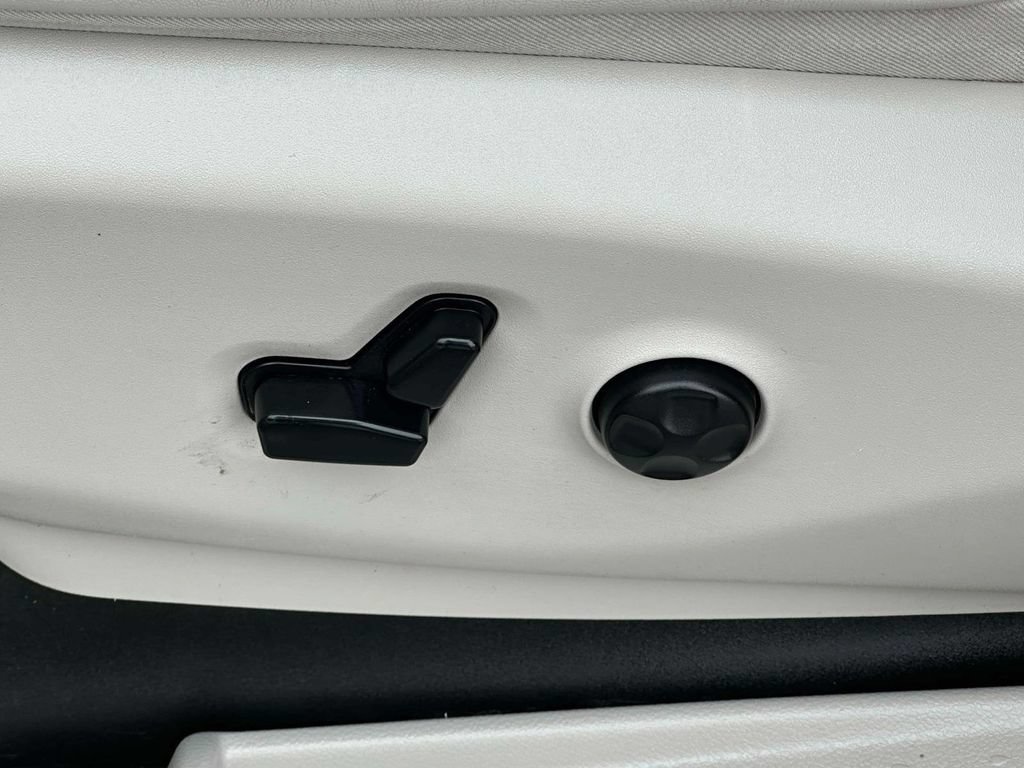 Used 2020 Chrysler Pacifica Limited w/ Advanced Safetytec Group FWD image 16