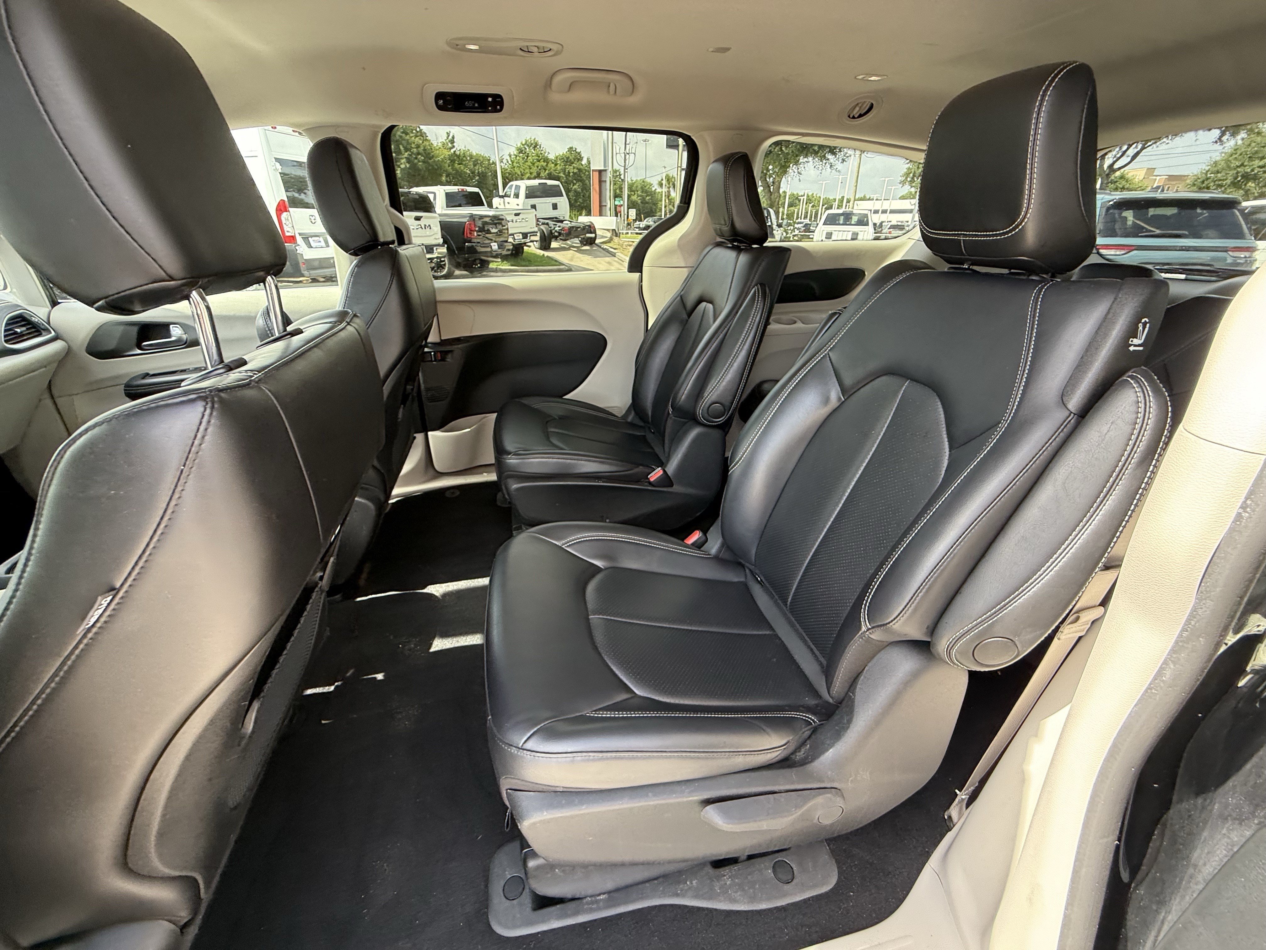 Used 2023 Chrysler Pacifica Touring-L FWD image 29