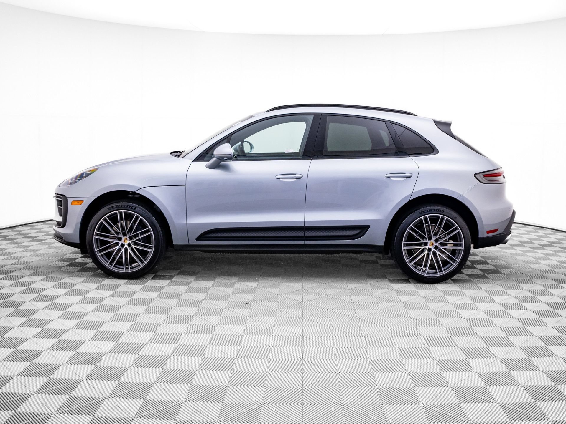 Certified 2026 Porsche Macan AWD/4WD image 2