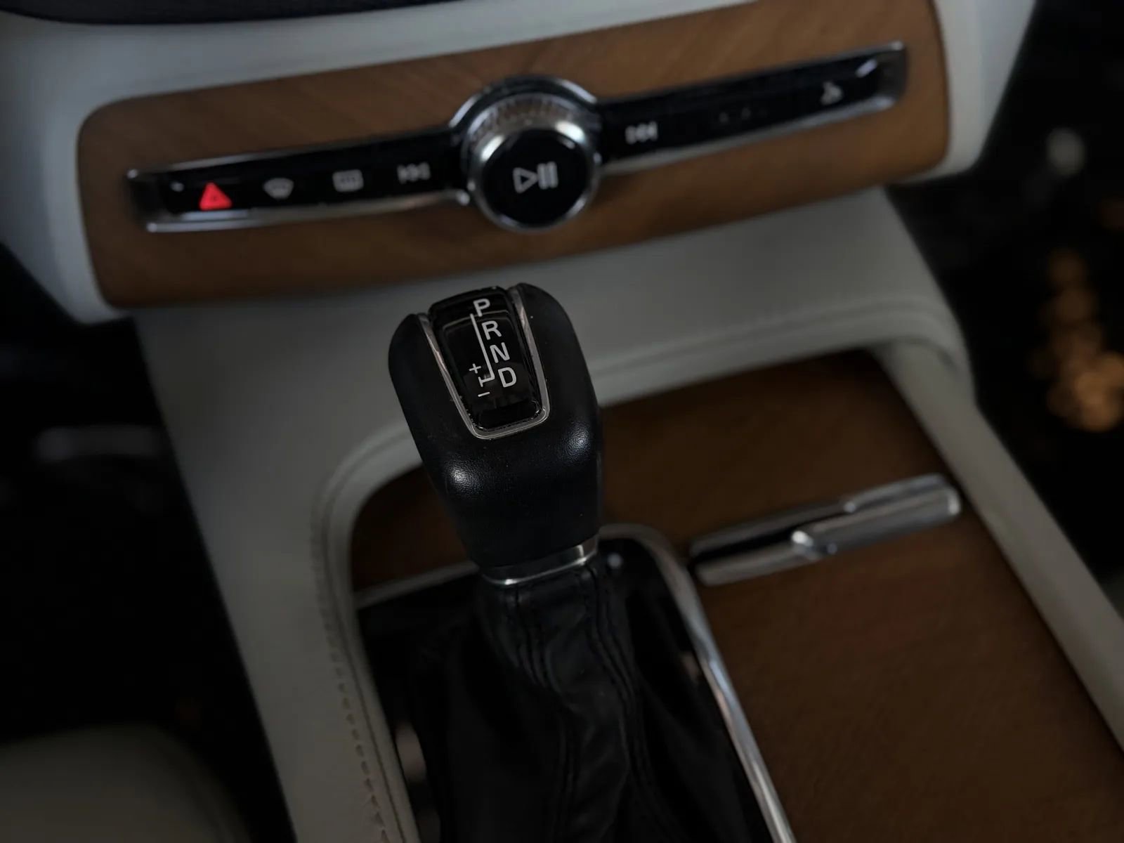 Used 2016 Volvo XC90 T6 Momentum image 34