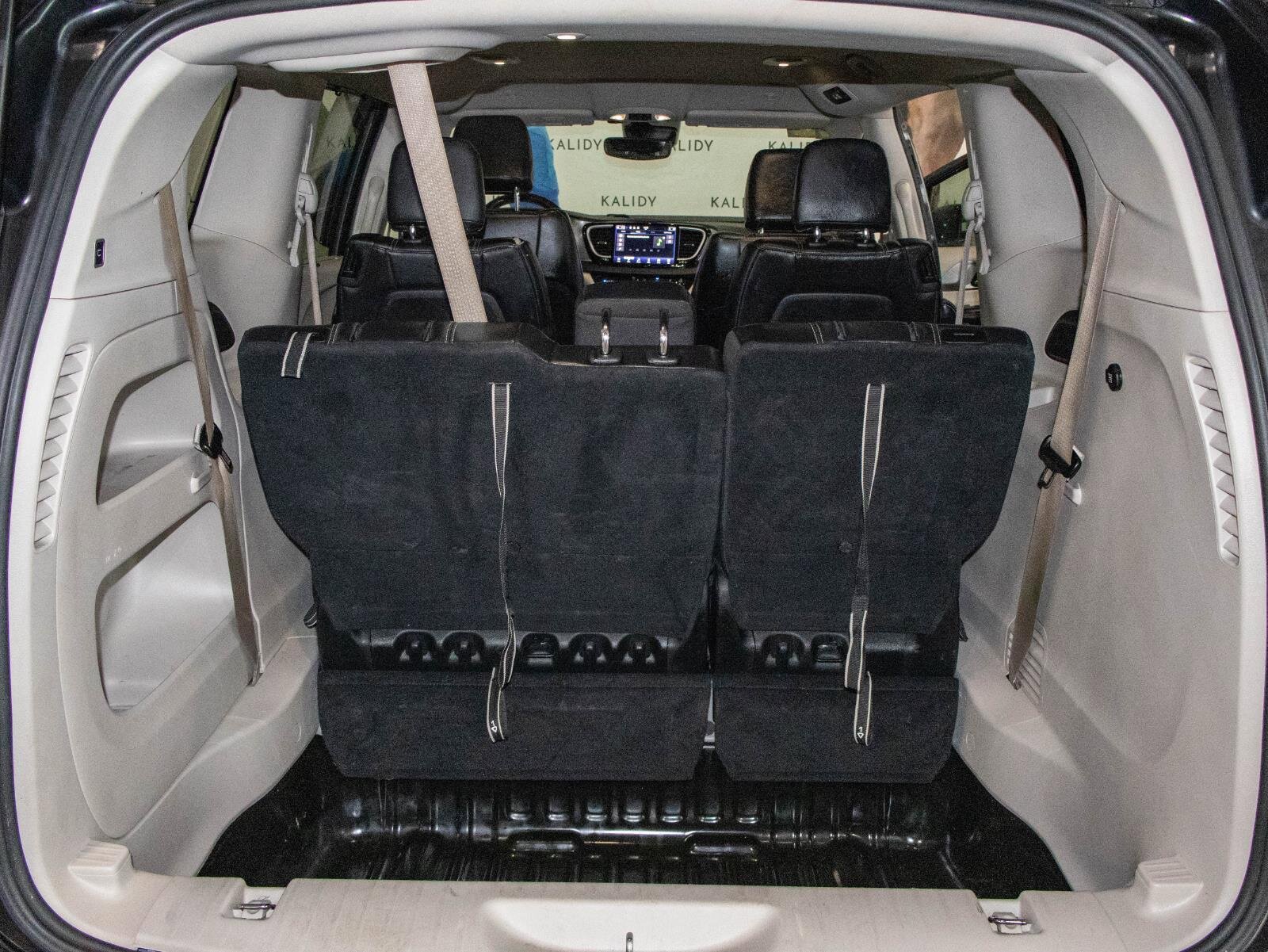 Used 2022 Chrysler Pacifica Touring-L image 23