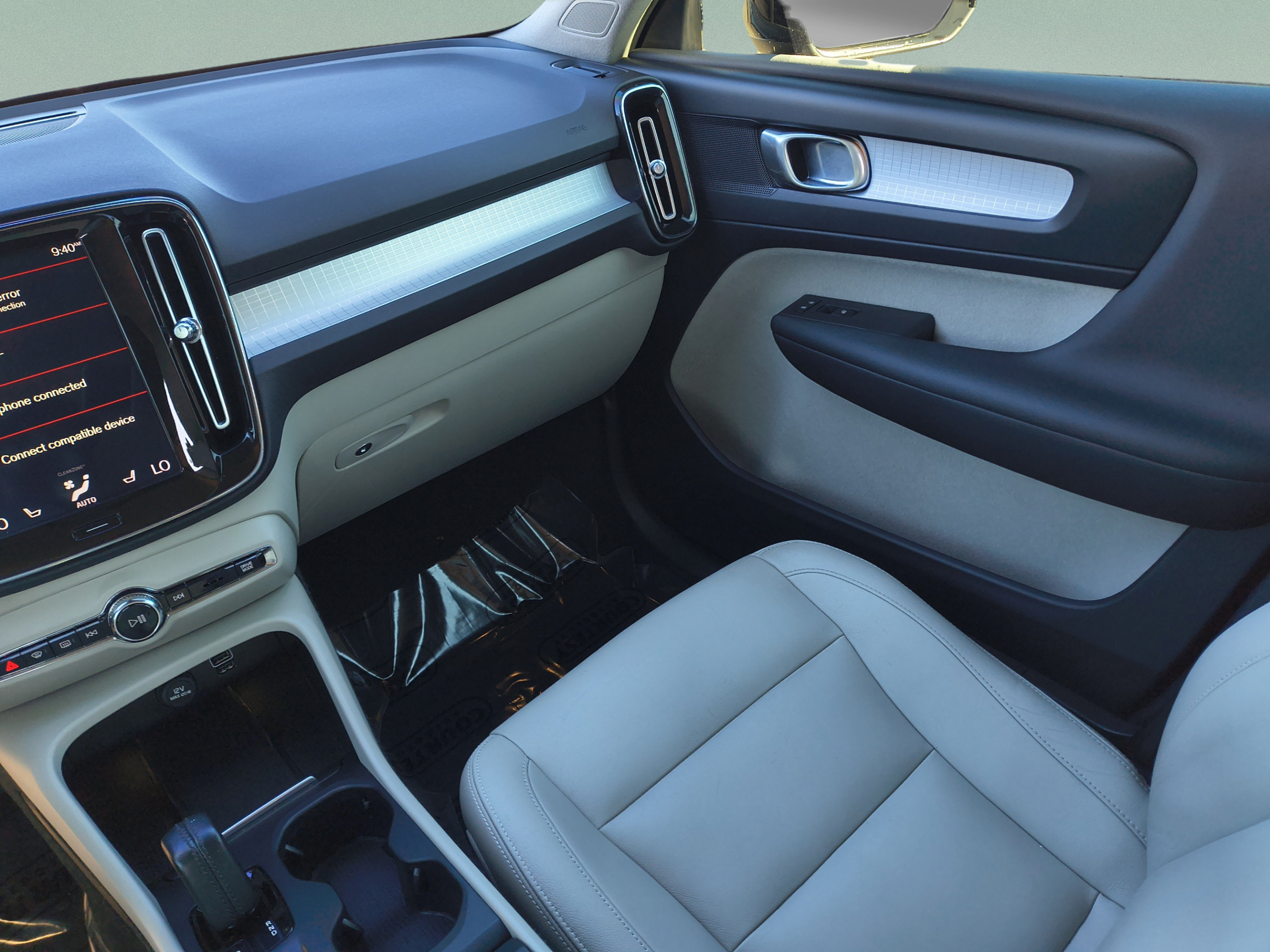 Used 2019 Volvo XC40 T4 Momentum FWD image 14