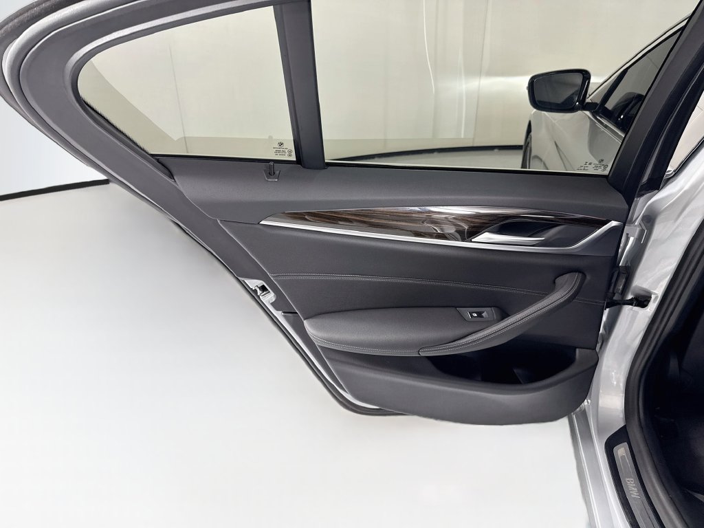 Used 2021 BMW 530i w/ Convenience Package RWD image 26
