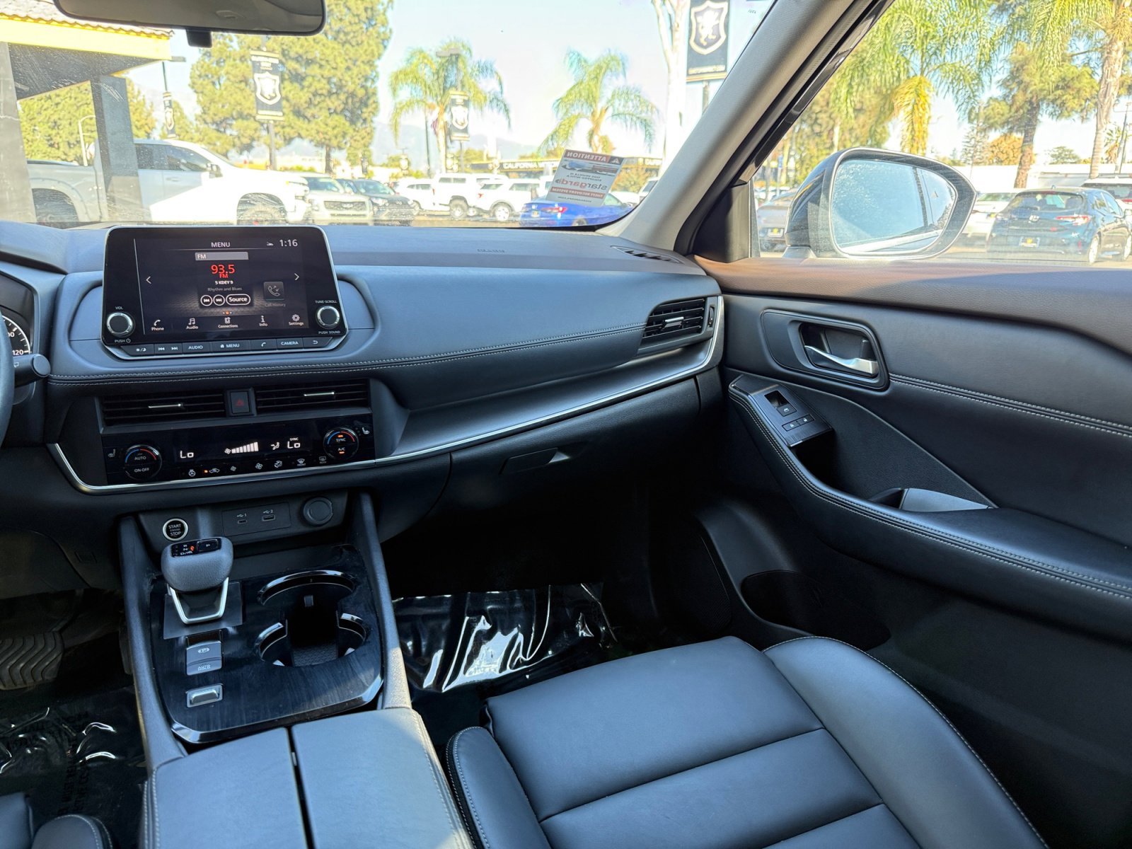 Used 2023 Nissan Rogue SV w/ SV Premium B Package image 23