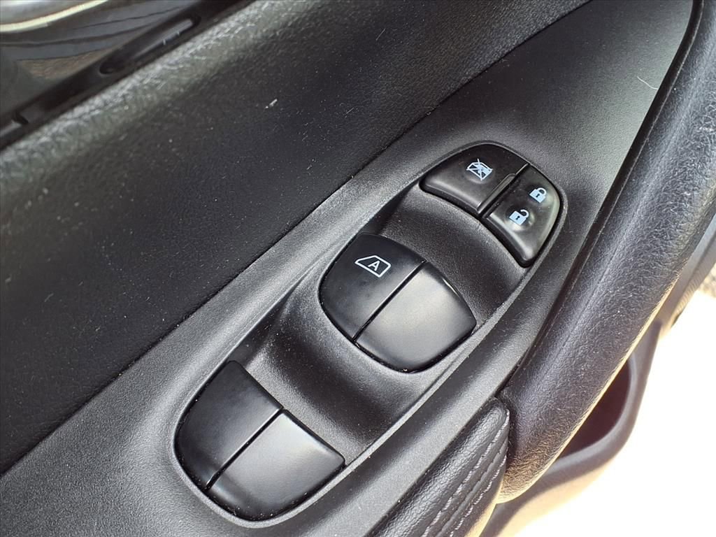 Used 2019 Nissan Rogue SV image 16