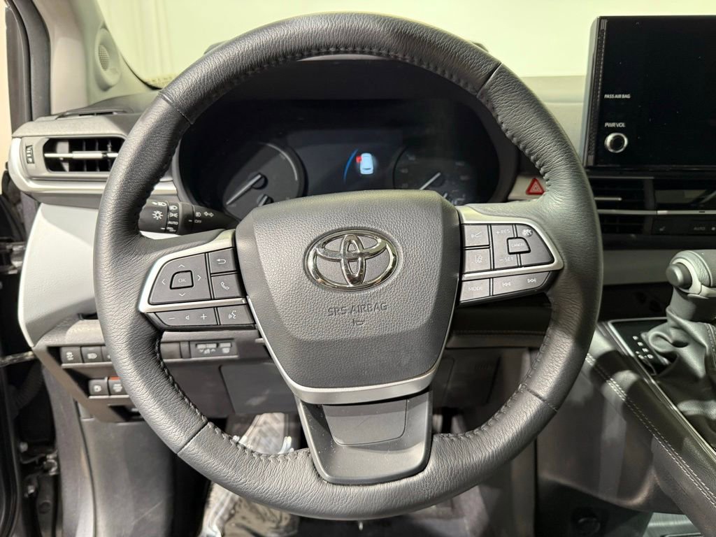 Used 2025 Toyota Sienna XLE w/ XLE Plus Package FWD image 25