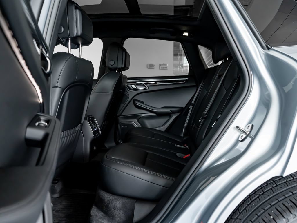 Certified 2026 Porsche Macan AWD/4WD image 24