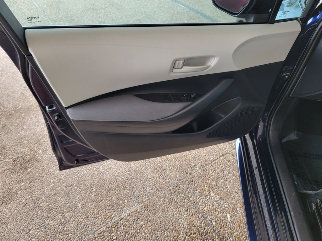 Used 2025 Toyota Corolla LE FWD image 11