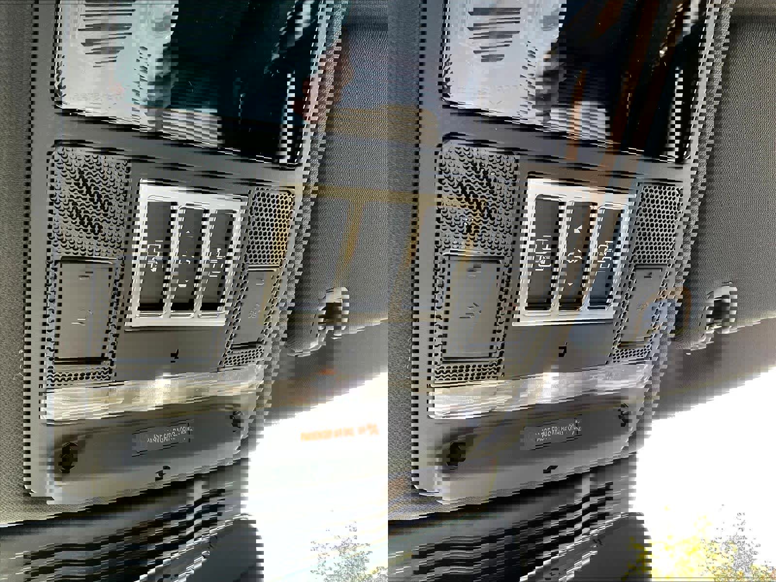 New 2025 Land Rover Discovery Dynamic SE image 22