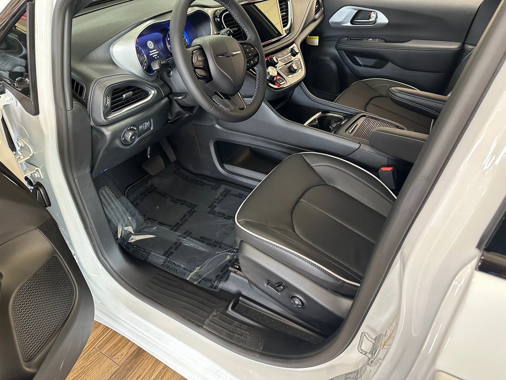 New 2026 Chrysler Pacifica Limited w/ S Appearance Package image 9