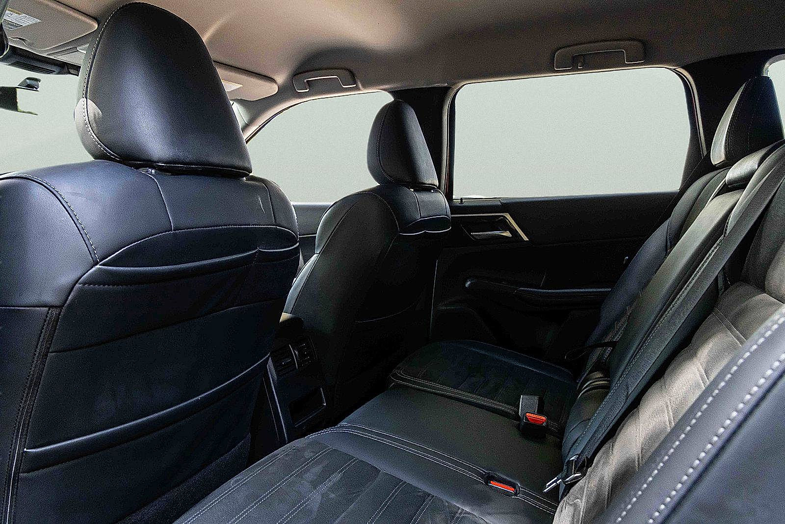 Used 2024 Mitsubishi Outlander AWD image 24