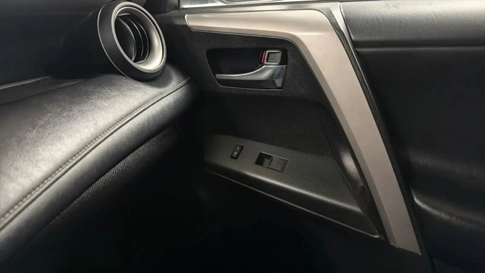 Used 2016 Toyota RAV4 XLE AWD/4WD image 18