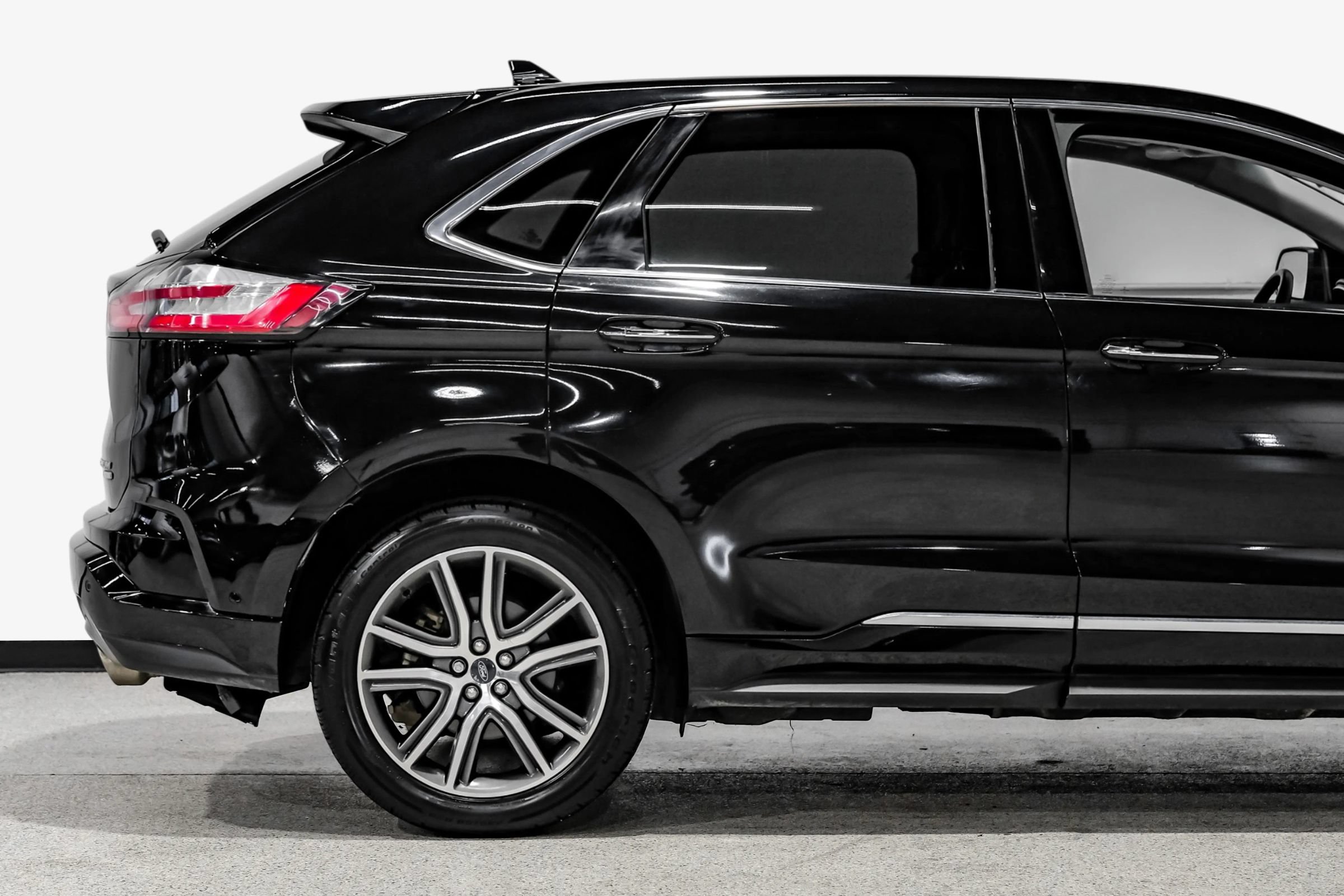 Used 2019 Ford Edge Titanium w/ Equipment Group 301A FWD image 12