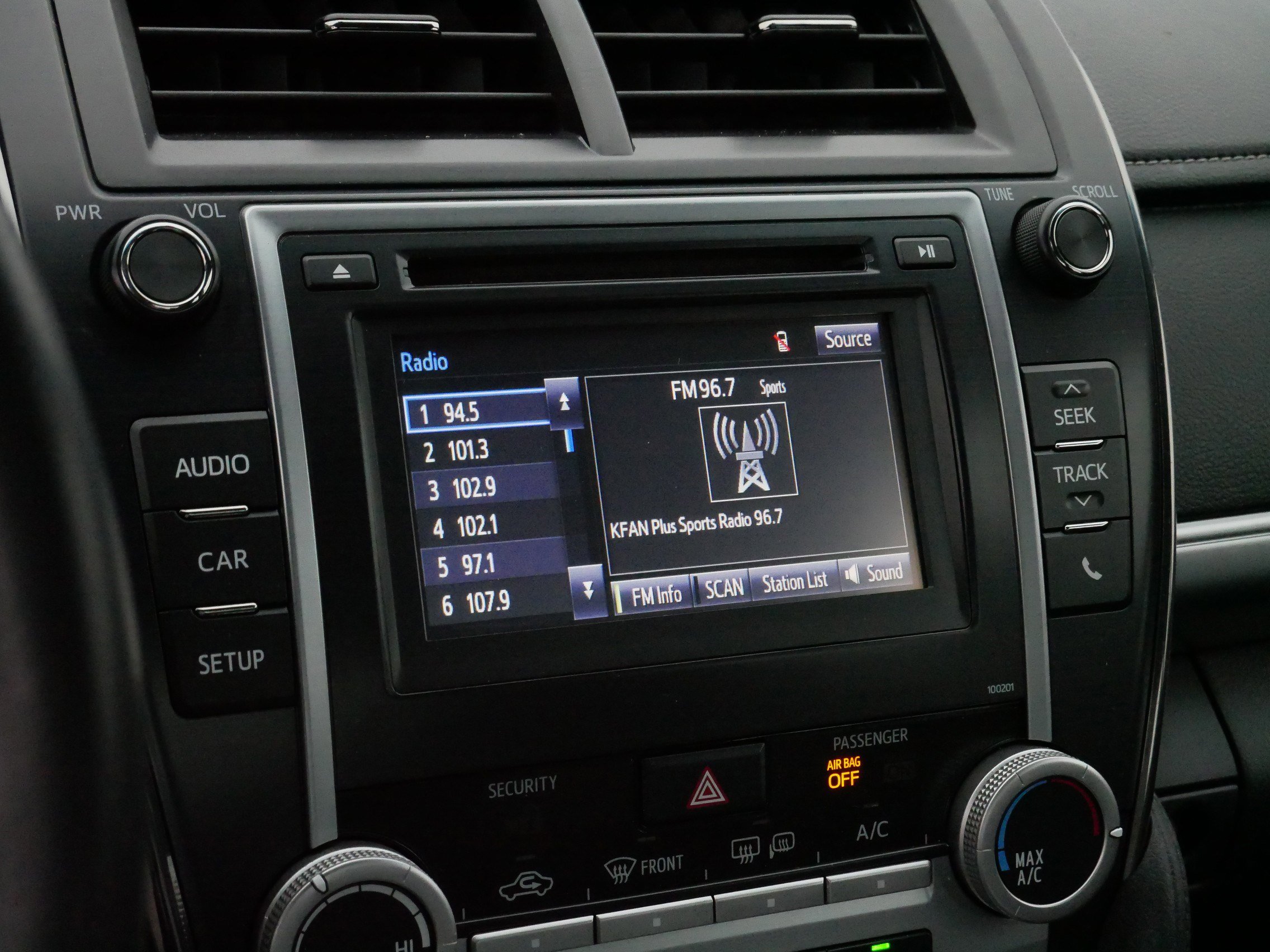 Used 2014 Toyota Camry L image 22