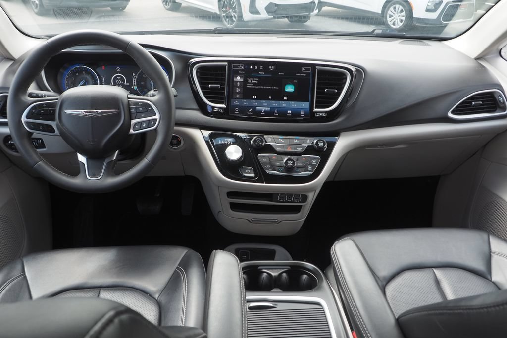 Used 2024 Chrysler Pacifica Touring-L FWD image 16